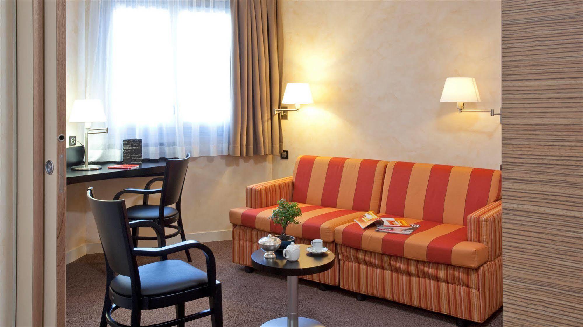 ננטואה Hotel-Restaurant De L'Embarcadere מראה חיצוני תמונה